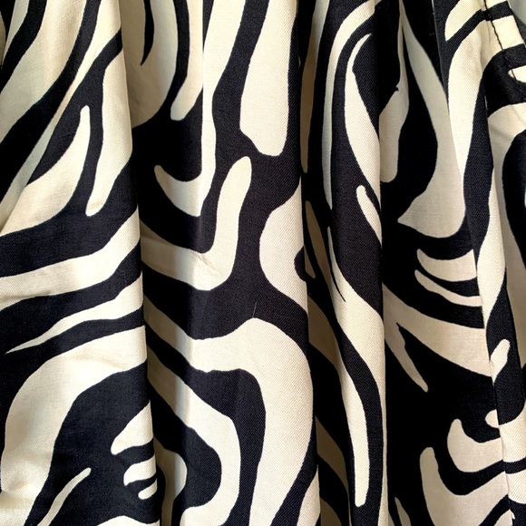 H&M faux wrap around dress in abstract graphic B&W - Picture 3 of 4